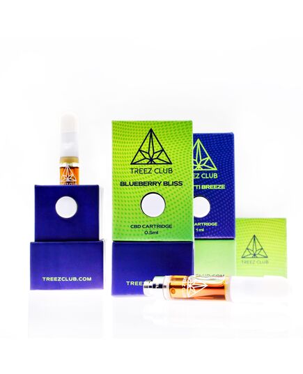 Treez Club Blueberry Bliss 0,5ML CBD Vape Kartusche mit Premium weißem Mundstück und klarem Glas, bietet ein luxuriöses Dampferlebnis mit dem Geschmack von süßen, würzigen Blaubeeren.